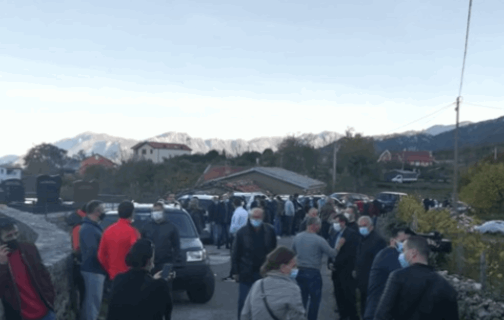 TENZIJE U CRNOJ GORI: Meštani tvrde da je SPC 'prekopala grob' mitropolita Arsenija, <span style='color:red;'><b>episkop Metodije</b></span> hoće samo da postavi krst, policija od jutros na terenu